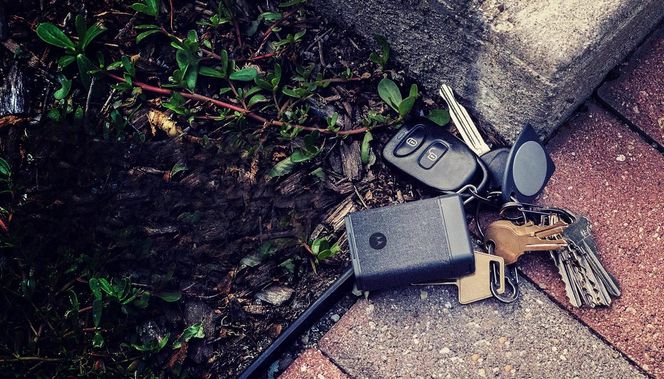 Moto Power Pack Micro festes til nøkkelknippet, og kan brukes som nødlader, pipe når du ikke finner nøklene og få mobilen til å lage lyd når den har forsvunnet.