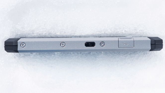 Telefonen har ramme i metall, og er polstret med gummi.