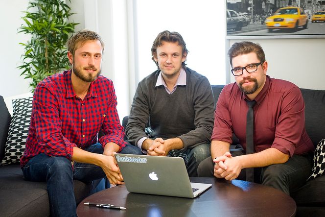 Fanbooster tar opp kampen med de store innen Facebook-markedsføroing. Her med markedssjef Alexander M. Grimstad, innovasjonsjef Geir Sand Nilsen og merkevaresjef Thomas Moen.