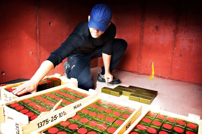 Stabler: Overingeniør Knut Ove Hauge stabler 128 kilo TNT og litt C4 inne i «ammunisjonslageret» før detonasjonen.