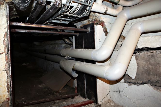 Stoppet: Veggen som gled ut var i ferd med å rive med seg disse fjernvarmerørene, men man klarte å stoppe det verste midlertidig ved å sette inn denne rammen.