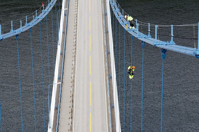 Luftig: Overingeniør Henning Lotherington klatrer ned en hengestand på Lysefjordbrua. Foto: Eirik Helland Urke