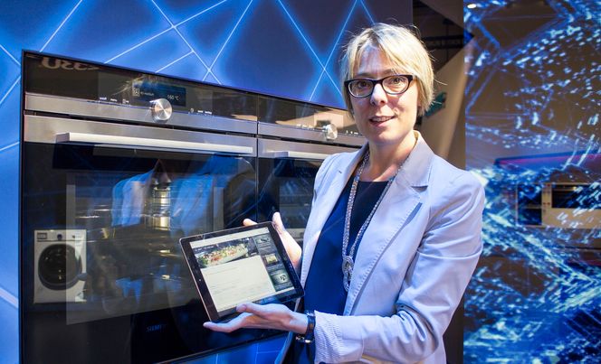 Smart: Prosjektleder for Home Connect i BSH, Dr. Claudia Häpp, viser oss hvor enkelt det er å styre den nye flaggskip-stekeovnen fra et nettbrett. Når retten, som avbildet i oppskriften i Home Connect-appen, er klar til steking, er det bare å trykke start, så overtar ovnen.