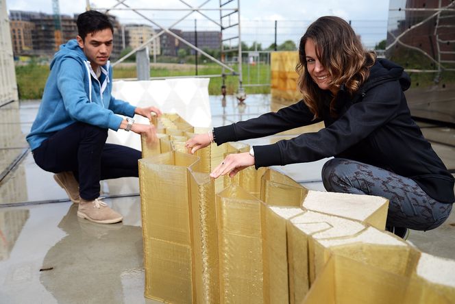 Byggesett: Arkitektene Joe Platt og Tosja Black demonstrerer hvordan de 3D-printede veggene kan fylles med betong og klikkes sammen.