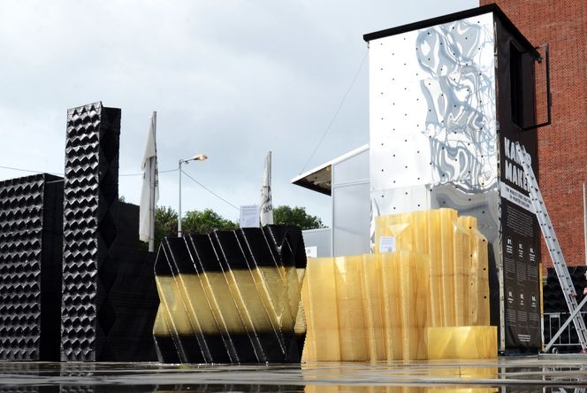 Orden på byggeplassen: Møbler og deler av vegger er allerede printet ut i ulike materialer. Tårnet er 3D-printeren Kamermaker.