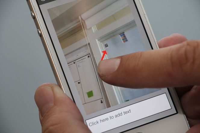 En rød pil på et bilde i smarttelefonen skal gjøre det enkelt å påvise hvor en feil skal rettes opp i bygget.
