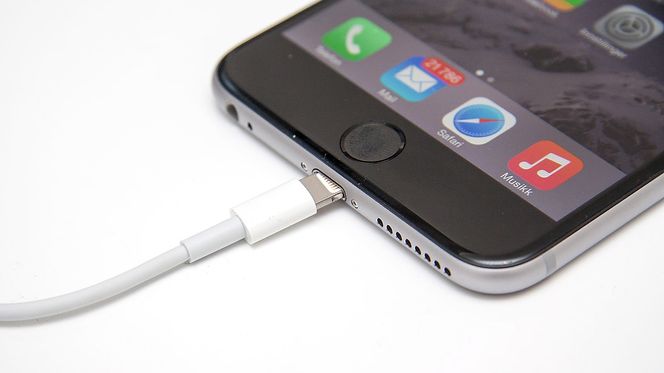 Apple bruker sin proprietære Lightning-kabel for å lade og overføre data.