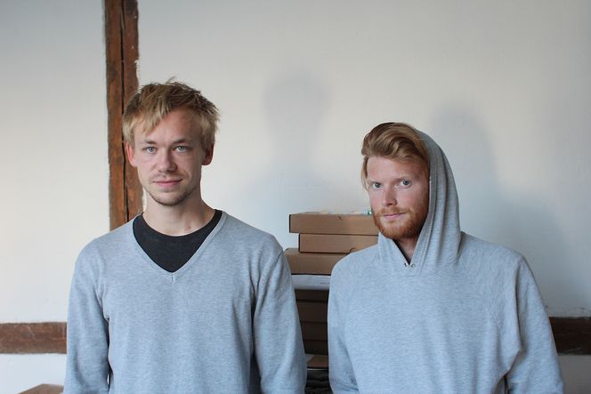 De to produkt- og interaksjonsdesignerne Lars Marcus Vedeler og Theo Tveteråsi i byrået Skrekkøgle har mange baller i lufta.