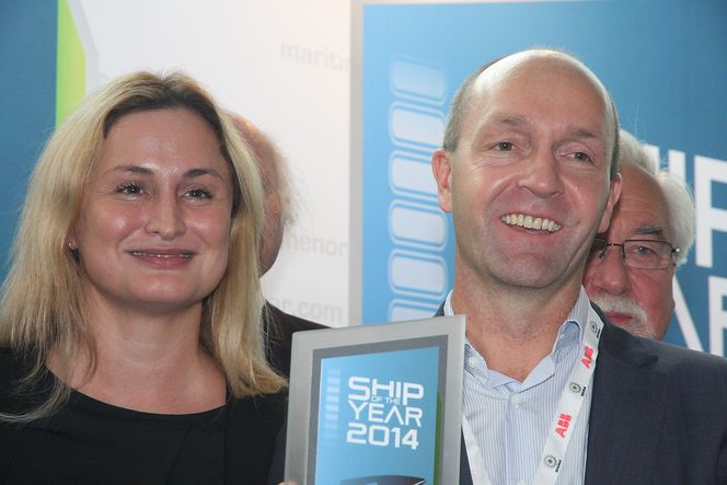 Statssekretær Dilek Ayhan er selv ingeniør og derfor ekstra begeistret over at et så innovativt og teknologitungt prosjekt er Årets skip. Teknisk direktør Sigvald Breivik i Norled med prisbeviset.