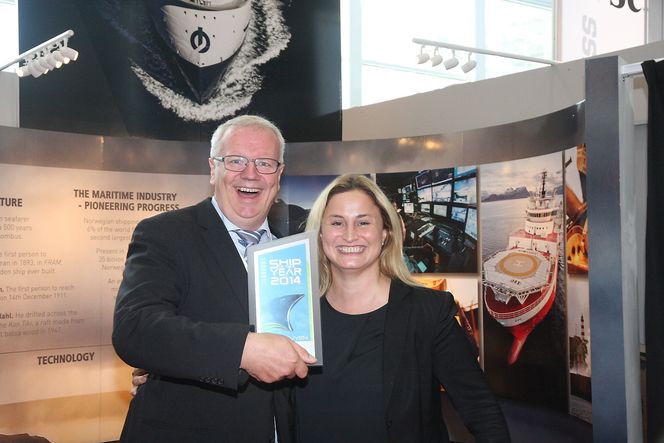 Edmund Tolo fra Fjellstrand og statssekretær Dilek Ayhan smiler om kapp etter Ship of the Year-tildeingen under SMM onsdag ettermiddag.