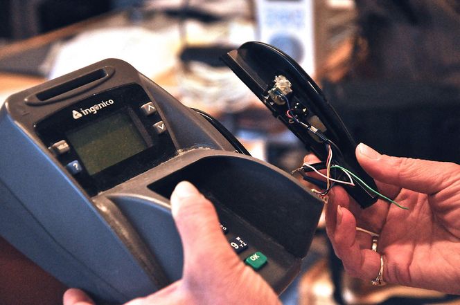 Denne betalingsterminalen fungerer helt normalt, men kopierer i tillegg informasjonen i kortenes magnetstripe. Den er satt sammen av delene til tre originale betalingsterminaler. Magnetstriper brukes fremdeles på en rekke utenlandske kort, som American Express.