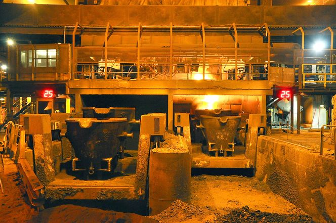 Står klare: Under hver ovn står skjenkene klare til å bære flytende metallmasse til videre prosessering.
