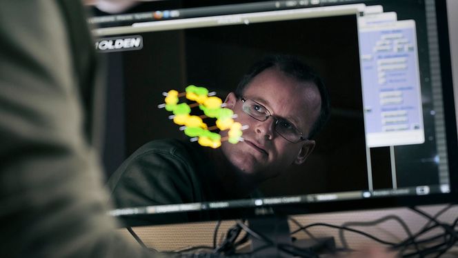 Ved hjelp av matematiske modeller jakter SINTEF-forsker Espen Sagvolden på materialer som kan øke energiutnyttelsen i solceller av plast.