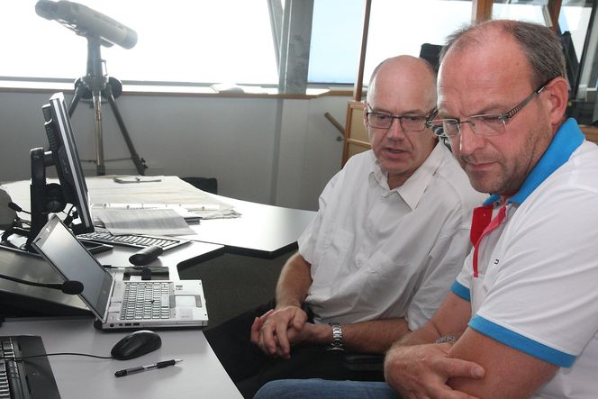 Finsliping: Servicesjef Jan Arthur Emilsen i Kongsberg Norcontrol IT og trafikkleder Asle Njåstad (Kystverket) går gjennom listen over det som ikke fungerer eller som må justeres.