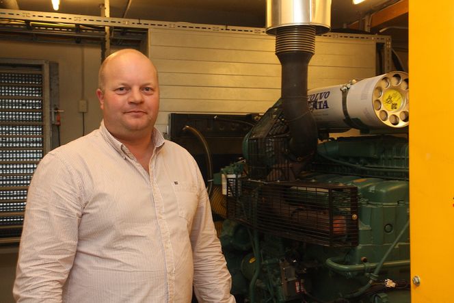 Black out: Tormod Våga, sjef for Kvitsøy trafikksentral, har et nødaggregat i kjelleretasjen som skal sørge for at stasjonen  kan klare seg i flere dager uten strøm fra nettet.