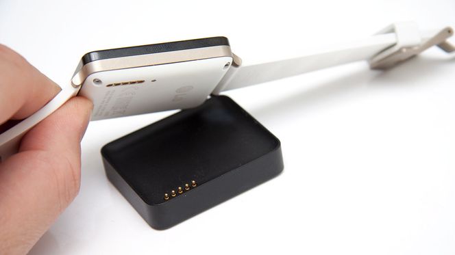 Klokken er vanntett, og har ingen plugger annet enn ladekontakten.