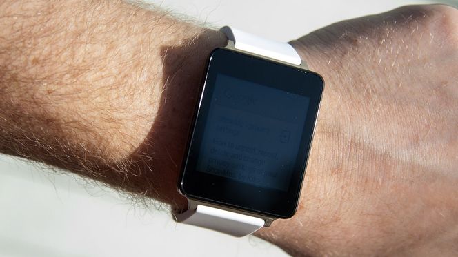 Skjermen gjør ikke en overbevisende jobb i sola.