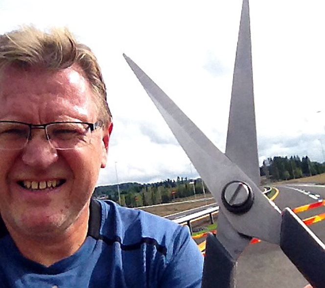 Ordfører Erik Unaas tok med seg rulleskiene og saksa for å liksomåpne E18 på den planlagte, men nå altså avlyste åpningsdagen. Han tok denne selfien.