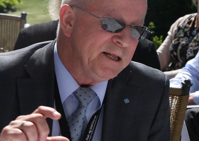 PT-direktør Torstein Olsen hevder at Telenor bløffer med sine argumenter om å beholde fiberen alene av hensyn til samfunnets tilgang til høyhastighets bredbånd.