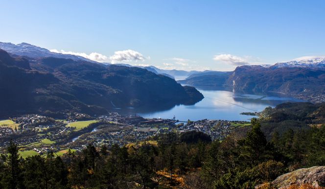 Idyll: Sauda har 4760 innbyggere og ligger innerst i Boknafjorden i Ryfylke. Smelteverket er byens hjørnesteinsbedrift, og påvirker livet også utenfor sine smijernsporter. Blant annet holdes sentrumsgater og stadionanlegg isfritt ved hjelp av spillvann fra prosessen.