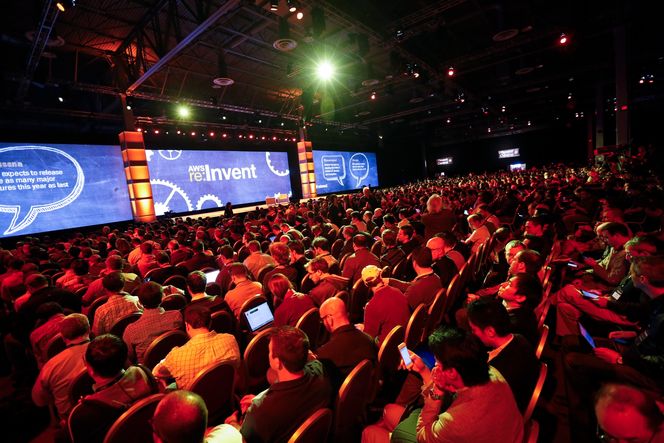 Halleluja: Kunder og utviklere sitter som tente lys når Amazonsjefen Jeff Bezos snakker på selskapets AWS konferanse.