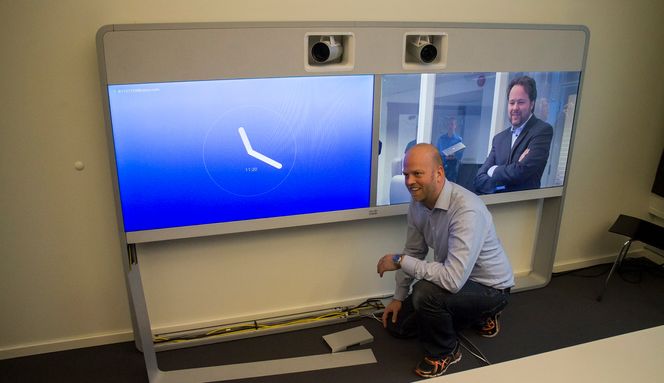 Skjulte kabler: Produktsjef for romsystemer, Anders Mortvedt, viser hvordan alt av kabler er skjult i en av de nye toppmodellene til Cisco. Denne har to innebygde Speaker Track-kameraer og kan jobbe med det nye videoformatet H.265.