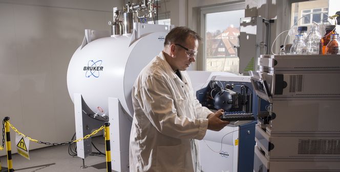 I den norsk-danske jakten på nye antibiotika skal SINTEF analysere et stort antall stoff som en jordbakterie stimuleres til å lage. Her betjener forskningssjef Håvard Sletta et massespektrometer som