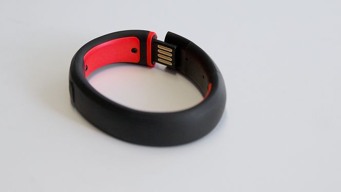Innebygget USB-plugg gjør lading og dataoverføring enkelt.