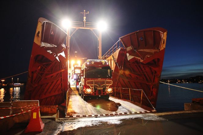 Klar: Trafotransporten står klar til å forlate skipet Elektron II for å starte den fire mil lange turen gjennom Oslo og over Romerike som skal vare hele natten.