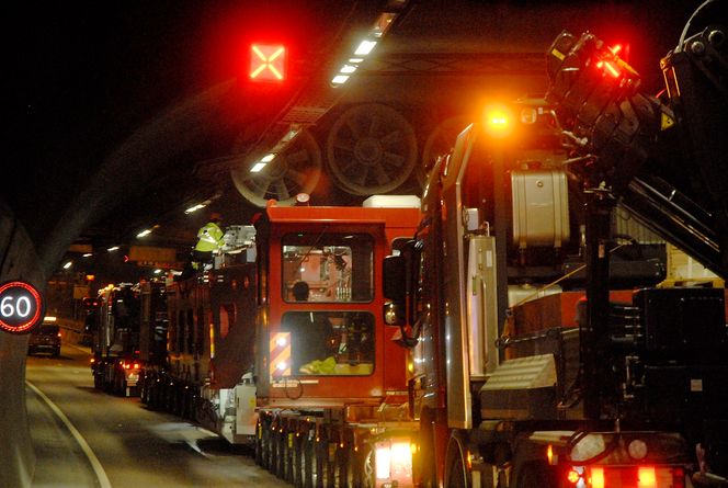 Trangt: Gjennom tunnelene kontrollerer folk på toppen av trafoen at den ikke møter på uforutsette hindringer. Store vifter henger ned fra tunneltaket, men ikke så langt ned at det hindrer transporten.