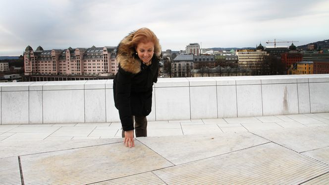 Professor Lucia Toniolo tror at oksidert polymerimpregnering forårsaket av vann kan være en årsak til gulningen av marmoren på operaen