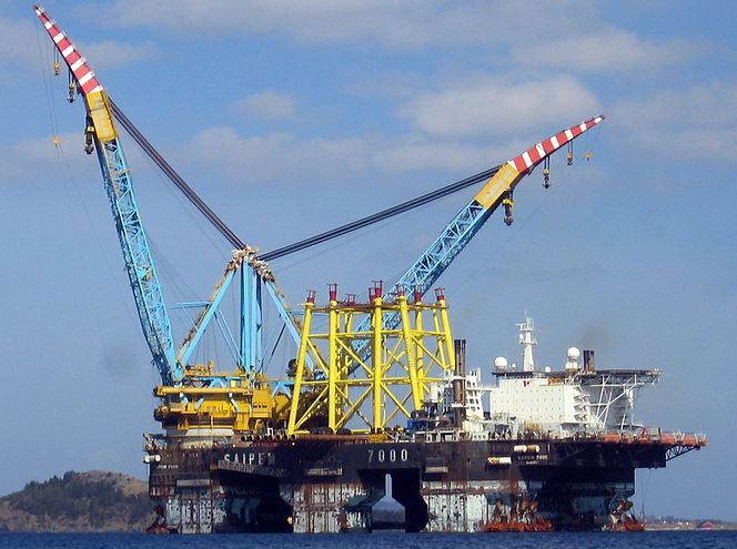 Tungløftfartøyet Saipem 7000 er hyret inn for å løfte Valemon på plass på feltet.