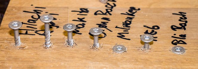 Dreiemomenttest: Så langt klarte drillene og skru ned en 5x50 varmgalvansiert skrue i eik uten forboring. Fra venstre: Hitachi, Ryobi, Makita, Bosch PSR, Milwaukee, AEG og Bosch GSR.