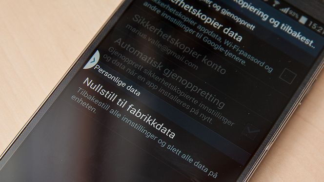 Å nullstille telefonen er den mest effektive måten å gjøre telefonen rask igjen. Det er samtidig den mest arbeidskrevende metoden, siden du må installere alt du trenger på nytt.