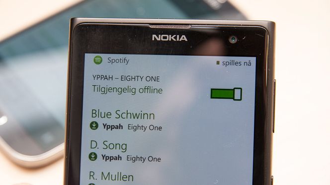 Om du laster ned spillelister kan du høre på musikk uten å bruke datatrafikk.