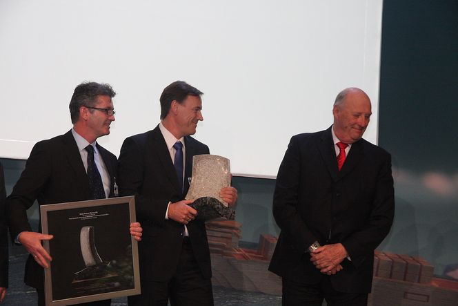 Administrerende direktør Helge Vatnehol ( i midten) og ansvarlig for Environship-designen Per Egil Vedlog i Rolls-Royce fikk overrakt Thor Heyeredals miljøpris på Rederiforbundets årskonferanse i Oslo 31. mars av HK Kong Olav.