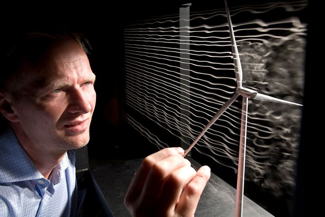 Vindturbiner med horisontal aksel dominerer markedet og kjennetegnes generelt av høyere virkningsgrad enn turbiner med vertikal aksel, sier John Olav Tande.