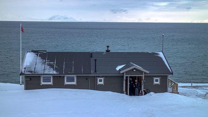 Vinterlig sjøhytte: Det er ikke badetemperaturen som frister i hytta til Svein Nordal. Men for teknologielskere er den et funn.