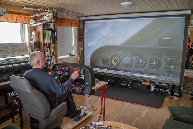 Flyentusiast i isødet: Svein Nordal elsker og fly og har til og med bygget sitt eget. Nå flyr han på bakken i en imponerende simulator som han har bygget i hytta utenfor Longyearbyen.