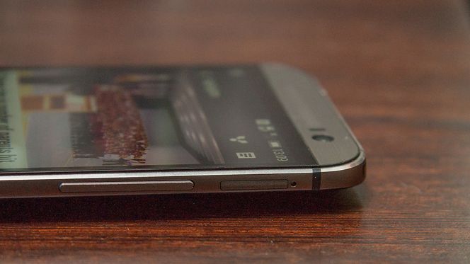 Metallet strekker seg hele veien rundt langs sidene på telefonen.