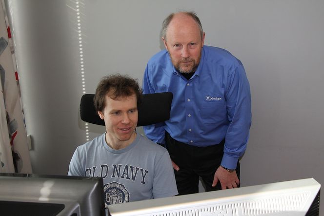 Jarle Sky (t.h.) holder til i USA, mens de fleste utviklerne, som Bjørnar Elgetun befinner seg i Norge. Derfor er det behov for Norges-besøk med jevne mellomrom.