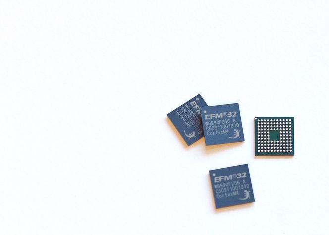 Her ser du en av mikrokontrollerne fra Silicon Labs. De er bare omtrent 7x7 millimeter i størrelse.