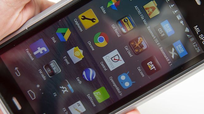 Skjermen er ikke veldig lyssterk, og har noe refleksjoner. Men den fungerer fint til det meste.