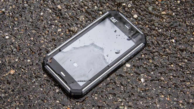 Så lenge lukene er lukket tåler Cat S50 vann ned til 1 meter i 30 minutter.