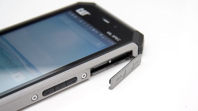 Lukene på siden har en tendens til å åpne seg om telefonen går i bakken. Da er den ikke lenger vanntett.