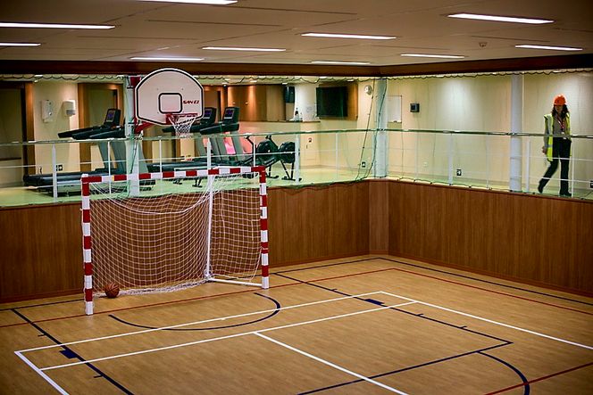 Ballhall: Om ikke arbeidsdagen er svett nok, kan de 60-80 om bord spille fotball, håndball, basket eller hva det måtte være i fritiden.