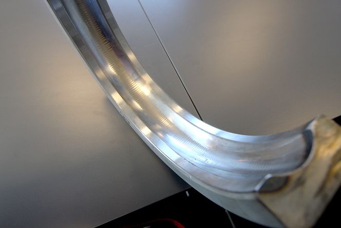 Slitt: Dette kulelageret har blitt svært slitt. Overflaten skulle ha vært helt glatt, men er nå full av rugler. Vibrasjonen fra den ru overflaten ble plukket opp av Karsten Moholt, og man kunne gjøre tiltak før en eventuell krise ble et faktum.