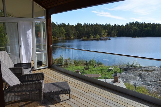 UTSIKT I PLUSS: Fra balkongen i nullhuset kan beboerne skue utiver det idylliske Mårvannet i Froland.