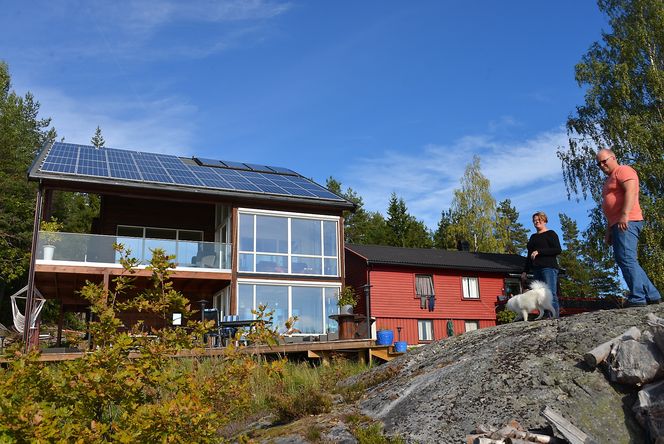 PRIVAT KRAFTVERK: På solrike dager som denne kan Wenche og Martin Østensen kjøre vaskemaskinen på egenprodusert strøm.