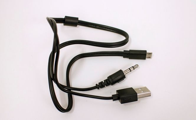 Multikabel: Den medfølgende multikabelen kan både lade enheten og overføre analog musikk fra et 3,5 mm uttak.